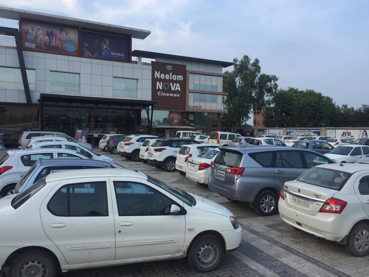 Hotel Neelam Moga Ludhiana Exterior foto