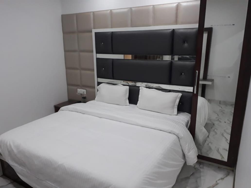 Hotel Neelam Moga Ludhiana Exterior foto